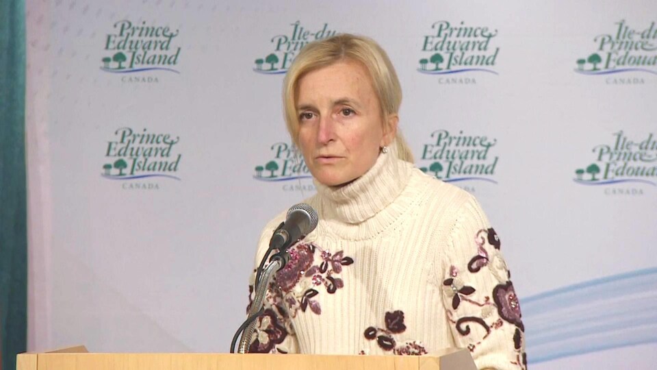 Heather Morrison parle au micro pendant une conférence de presse.