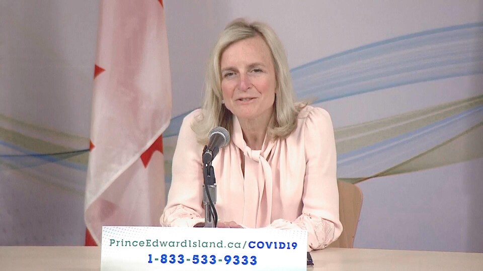 Heather Morrison regarde vers la caméra lors d'une conférence de presse.