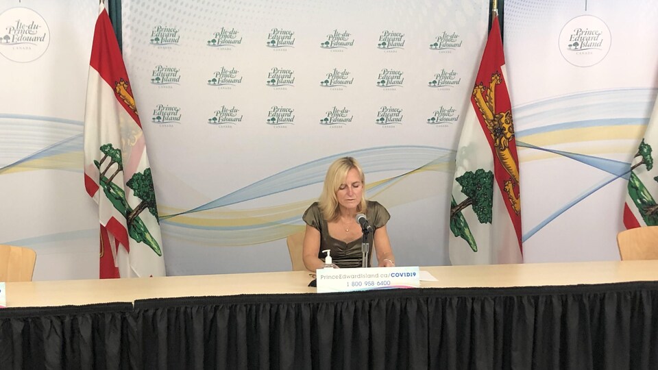 La Dre Morrison assise à une table, pour une conférence de presse.