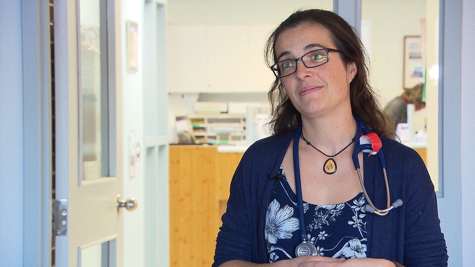 Marie-Ève Fromentin porte son stéthoscope autour du cou.