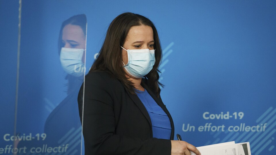 La Dre Mylène Drouin, qui porte un masque chirurgical, à son arrivée à la conférence de presse.