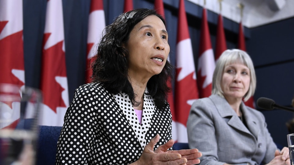 Teresa Tam en conférence de presse avec la ministre de la Santé.