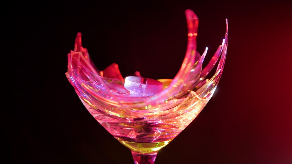 Pilule dans un verre d'alcool.