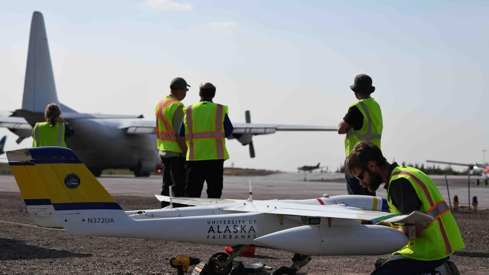 Un technicien fait des vérifications sur un drone.