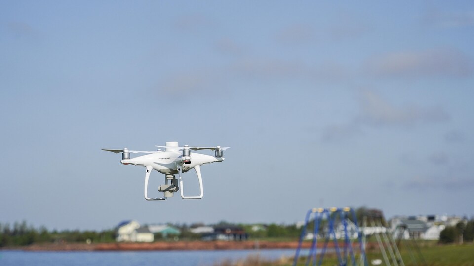 Un drone blanc survole le parc provincial Victoria.