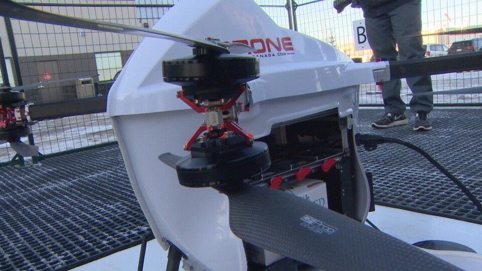 Un drone dans une enceinte clôturée, à l'aéroport d'Edmonton.