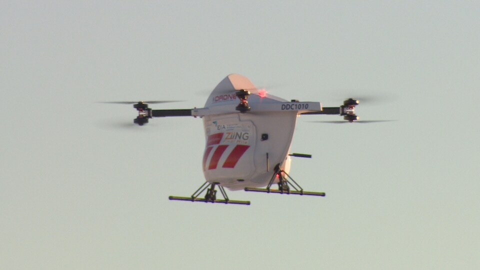 Un drone de livraison dans les airs.