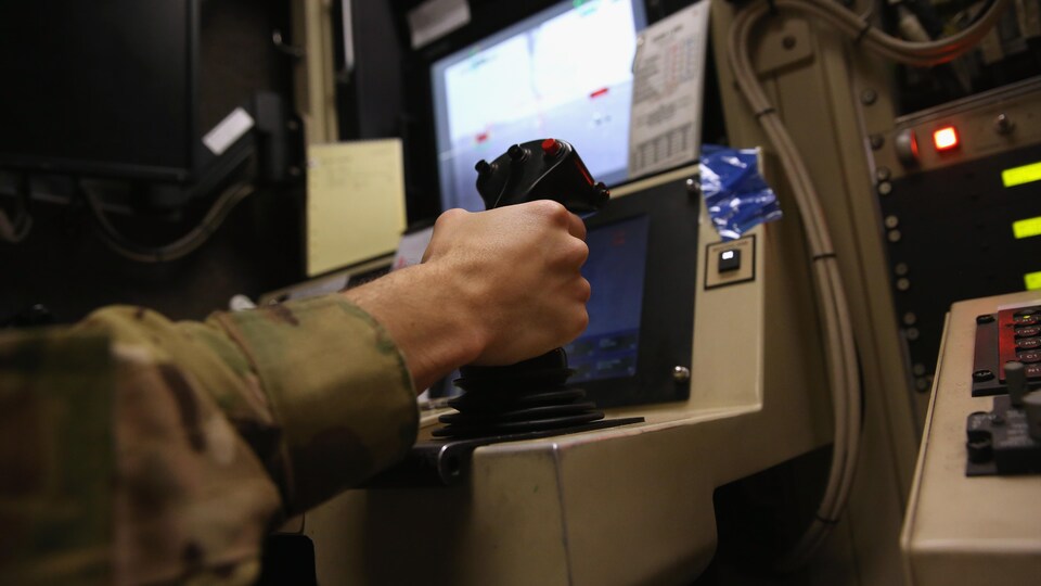 Un homme pilote un drone.