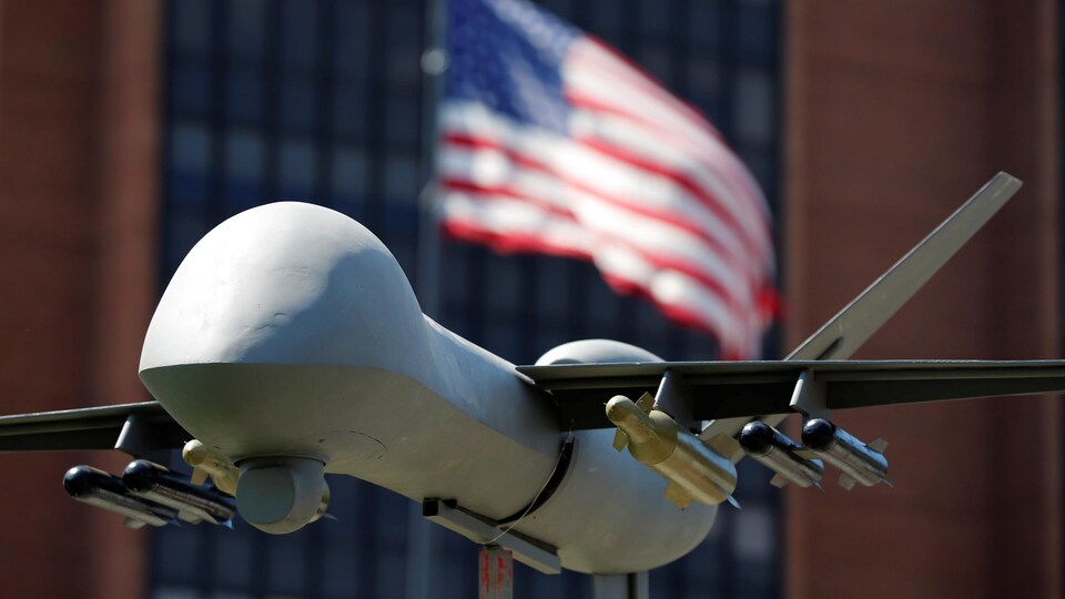 Un drone militaire photographié devant un drapeau américain. 