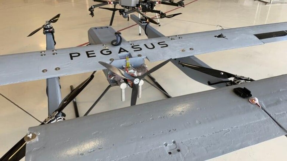 Des drones dans un hangar.