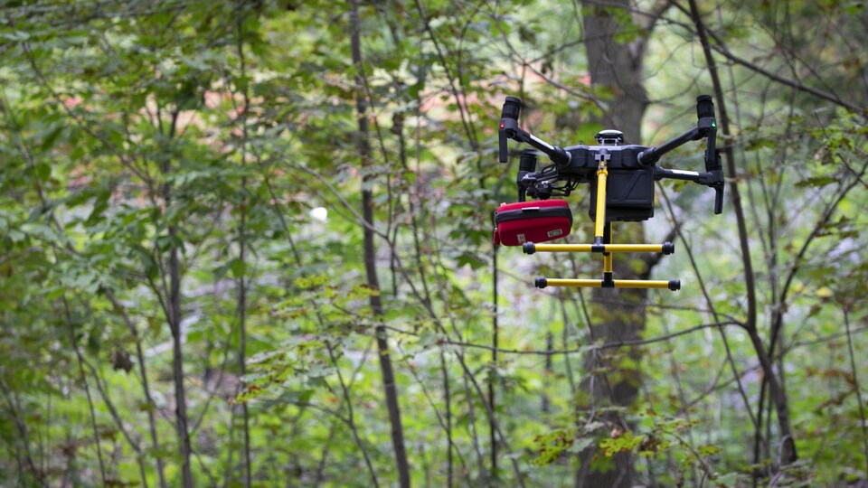 Le Centre universitaire de santé McGill (CUSM) teste l'utilisation de drones pour le transport de produits vitaux. 