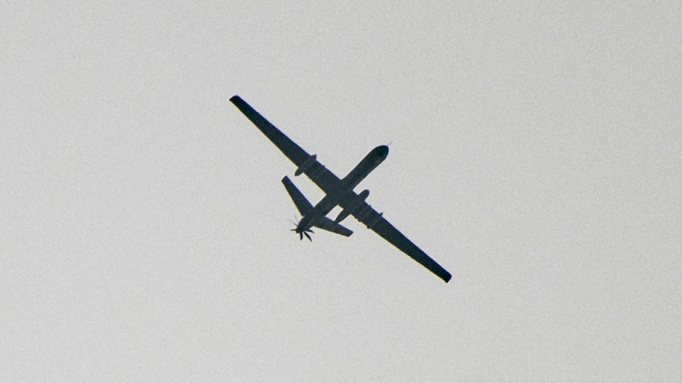 Un drone turc transportant des missiles survole le nord de la Syrie près de la frontière de la Turquie.