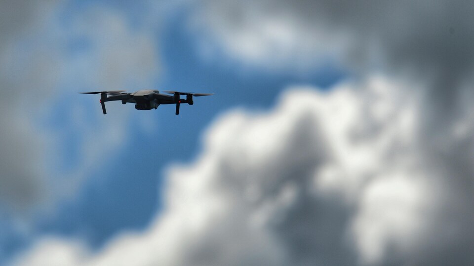Un drone en plein vol.