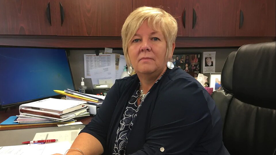  Karen Jackson  est assise à son bureau