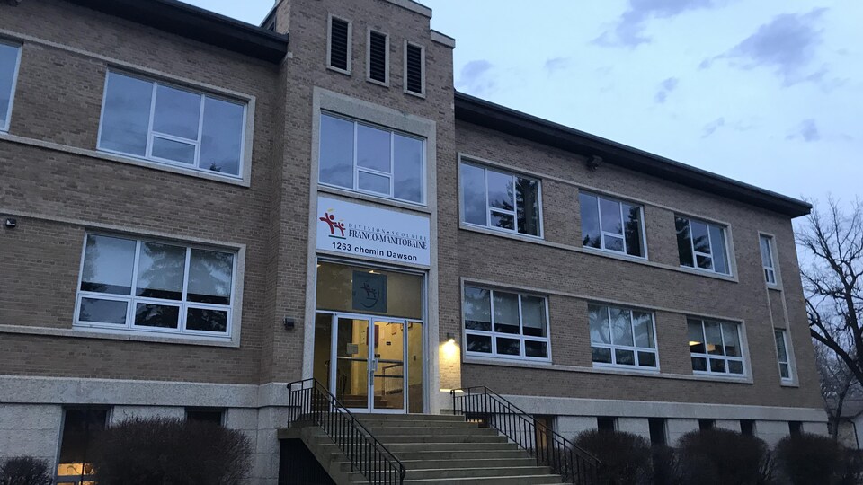 Un vieil immeuble en briques, converti en bureaux de la DSFM.