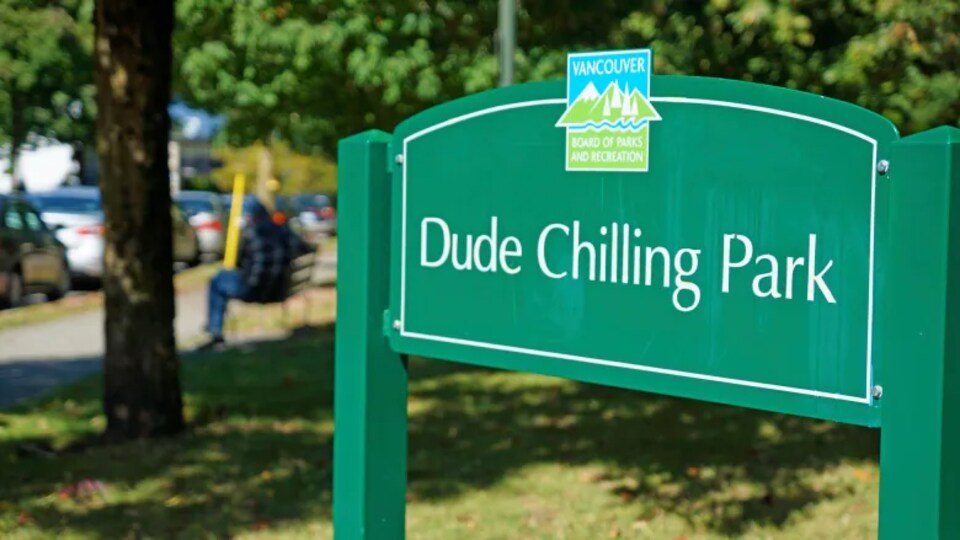 Gros plan sur le panneau sur lequel il est inscrit, en anglais Dude Chilling Park.
