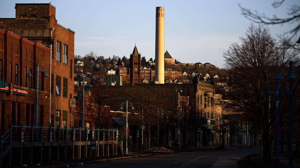 Le soleil se lève sur le centre-ville de Duluth, au Minnesota, le 13 avril 2023.