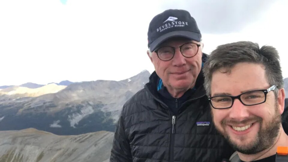 Geoffrey Taylor et Duncan Taylor au sommet d'une montagne. 