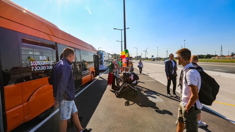 Des utilisateurs du réseau d'autobus de transport de Dunkerque circulent dans un pôle d'échange.
