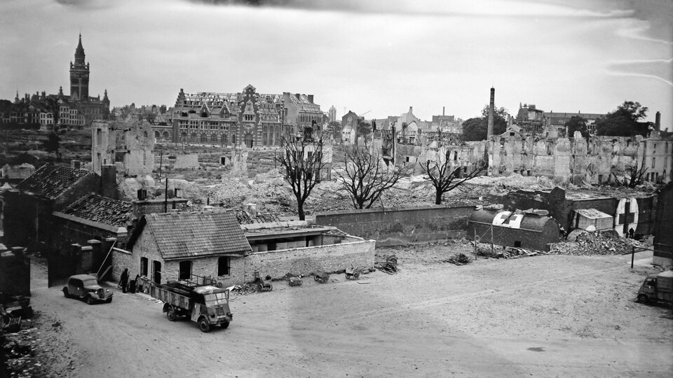 Vue en noir et blanc de la ville bombardée.