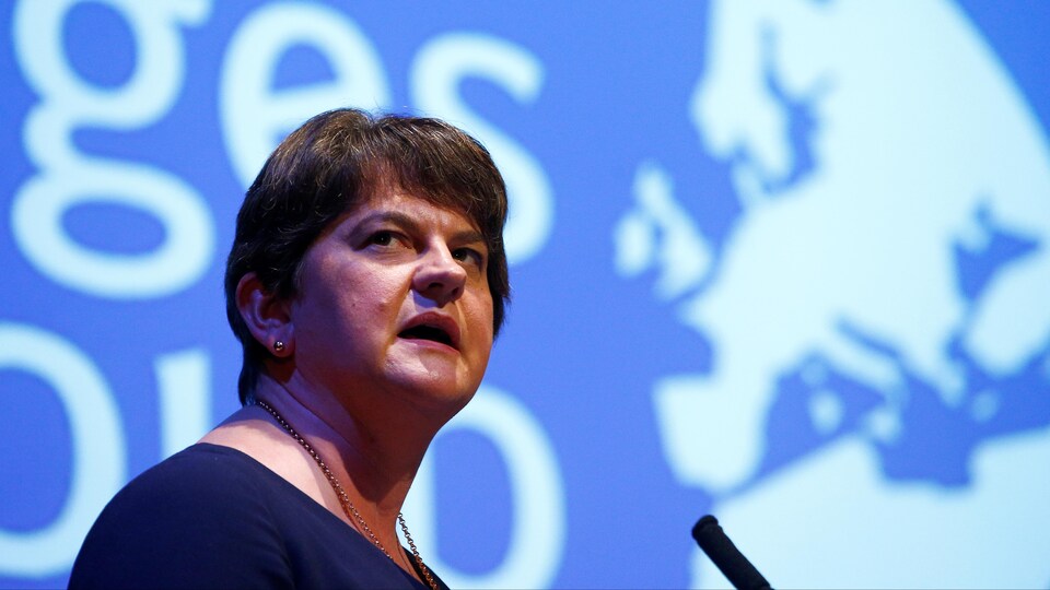 Arlene Foster devant un micro.