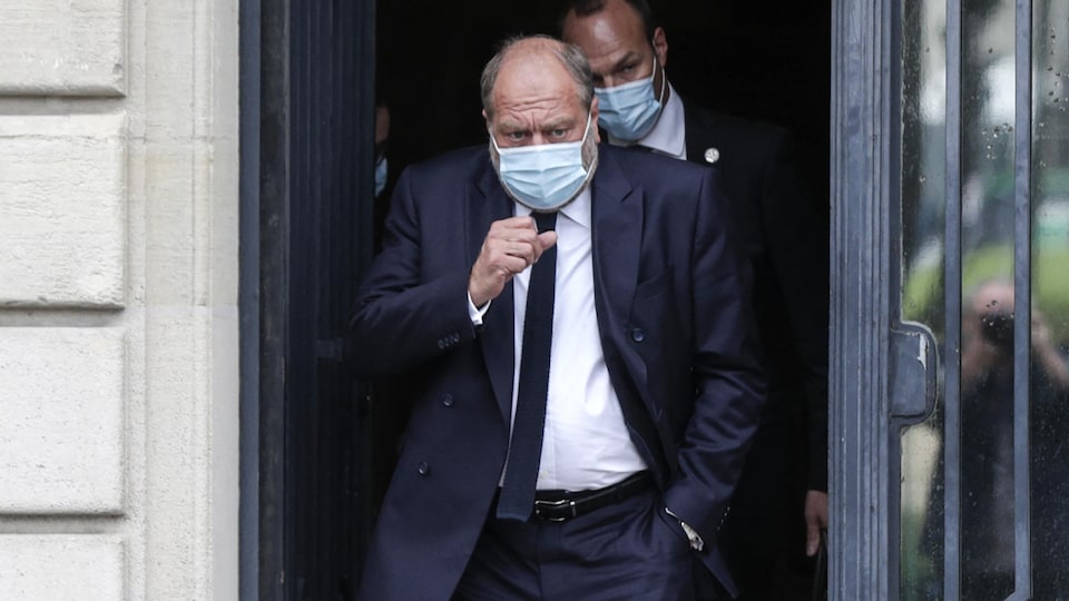 Éric Dupond-Moretti quitte l'immeuble.