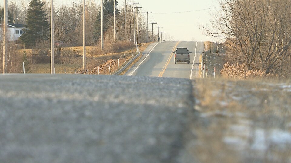 Une voiture roule sur la 116.