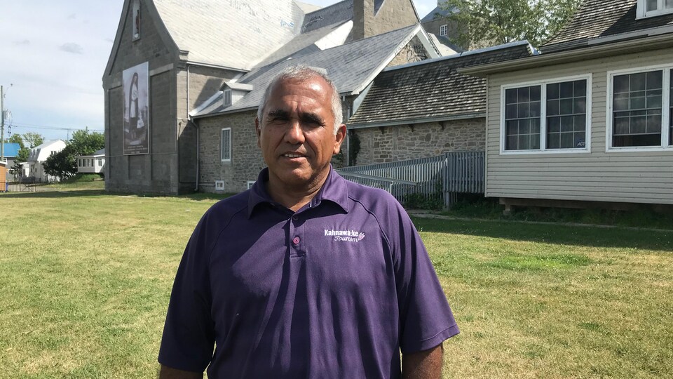 Dwayne Stacey pose derrière l'église de Kahnawake.