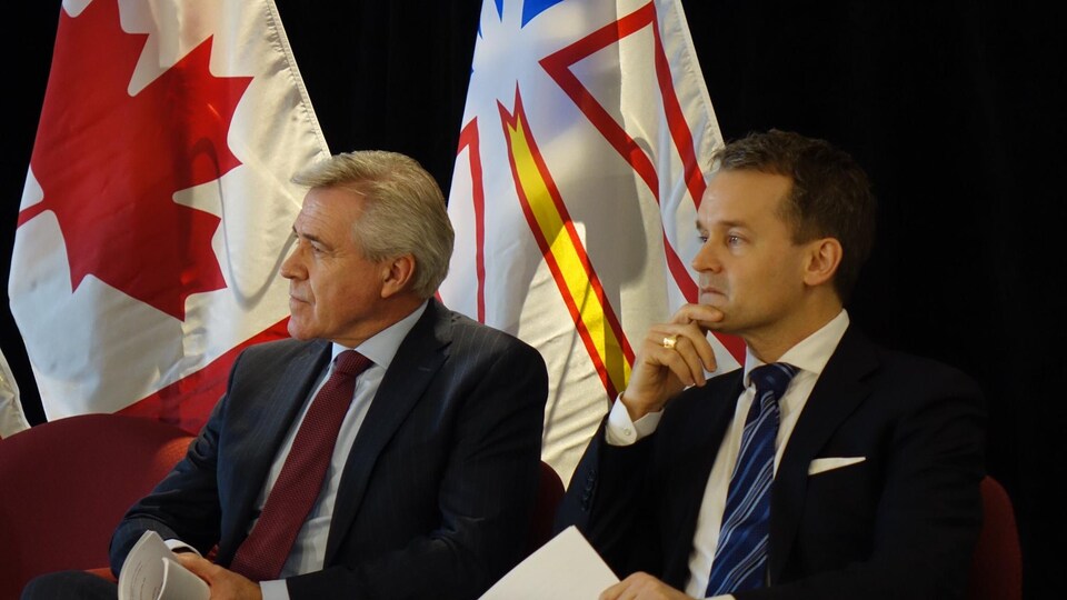 Dwight Ball et Seamus O'Regan.