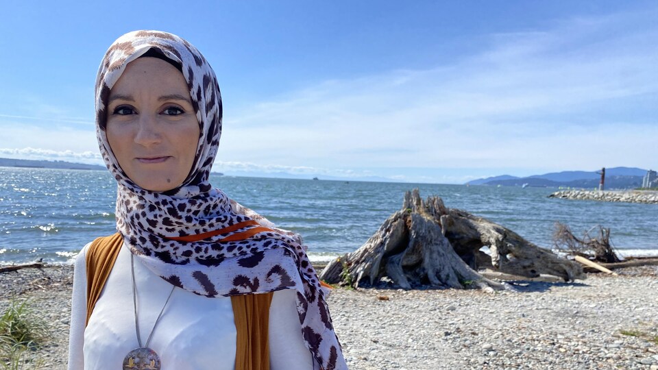 Portrait de Dyhia Belhabib sur une plage.