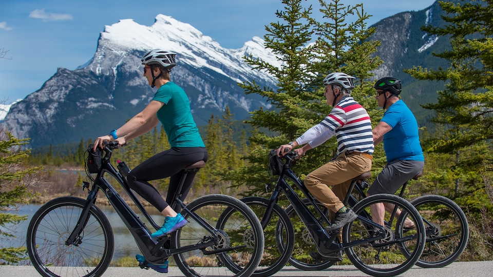 Gens qui font du vélo électrique à Banff.