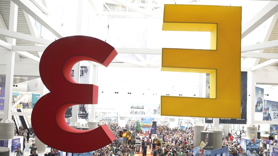 Une photo montrant une foule rassemblée dans le Centre des congrès de Los Angeles. En avant-plan, on peut voir le logo de l'E3 suspendu par des câbles.