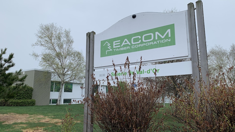 Un panneau indique la scierie Eacom Timber Corporation.