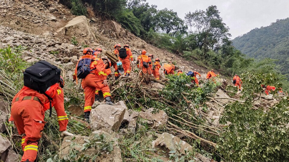 Le Séisme En Chine A Fait Au Moins 66 Morts, Armée Et Pompiers ...