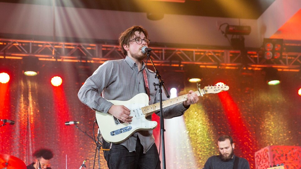 Le chanteur Simon Daniel sur scène, guitare à la main, lors des ECMA's de 2019, à Charlottetown.