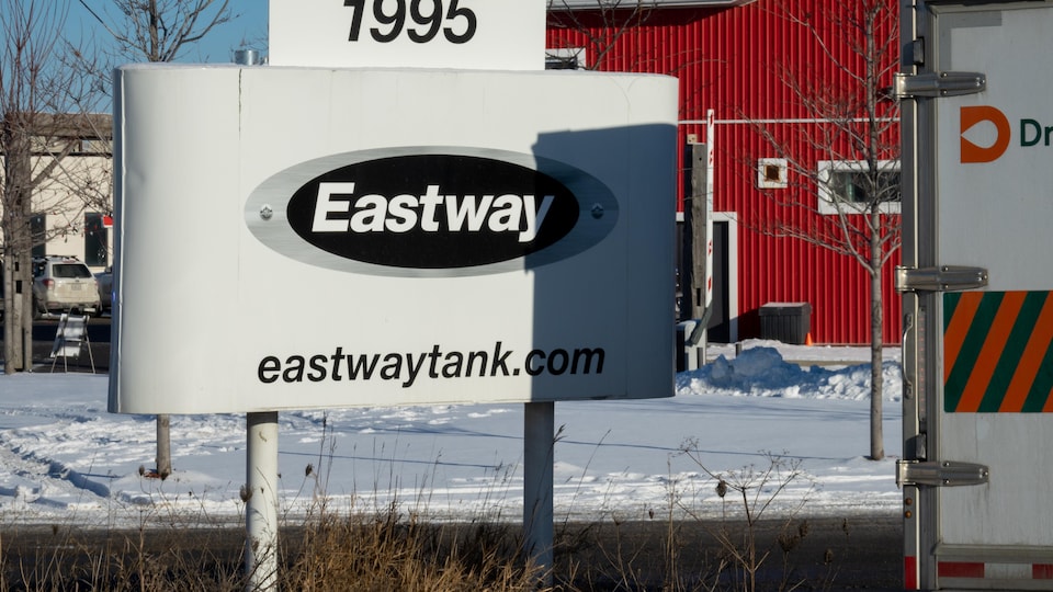 Panneau extérieur avec le logo de la compagnie Eastway Tank.