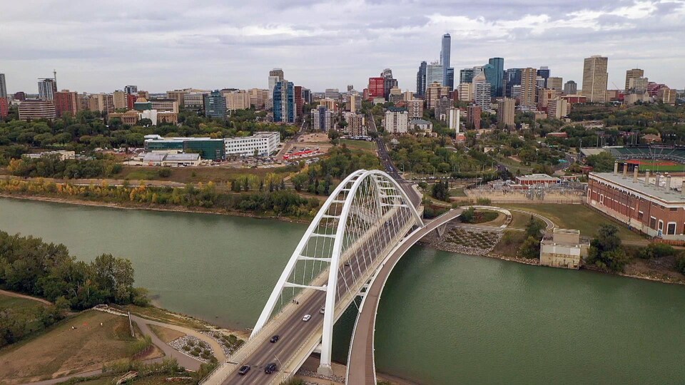 Vue d'une rivière avec le centre-ville d'Edmonton en arrière plan