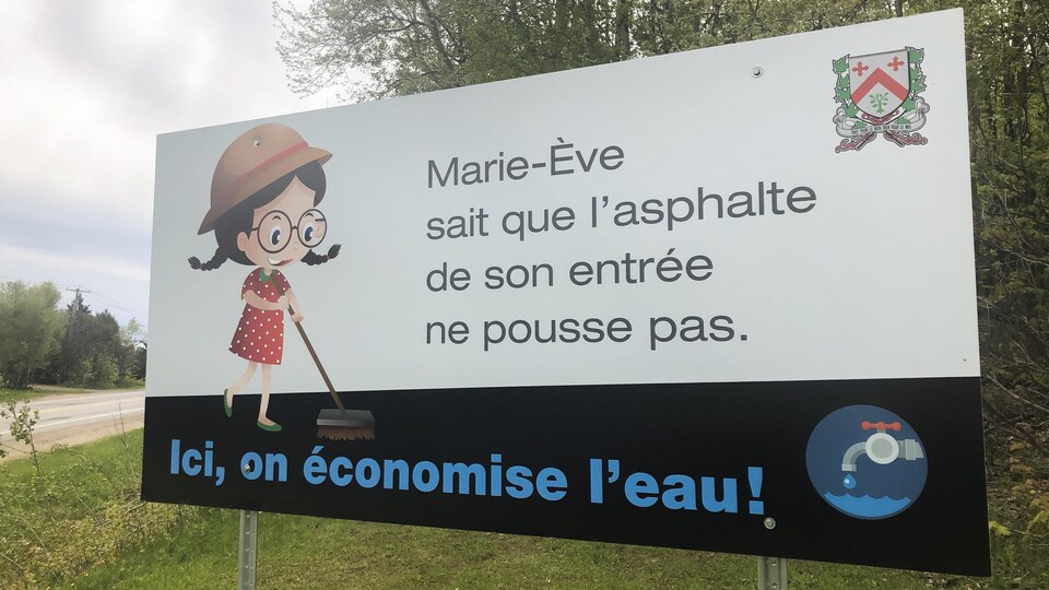 Une pancarte à l'entrée de la ville de Saint-Boniface avec un dessin pour rappeler qu'il faut préserver l'eau.