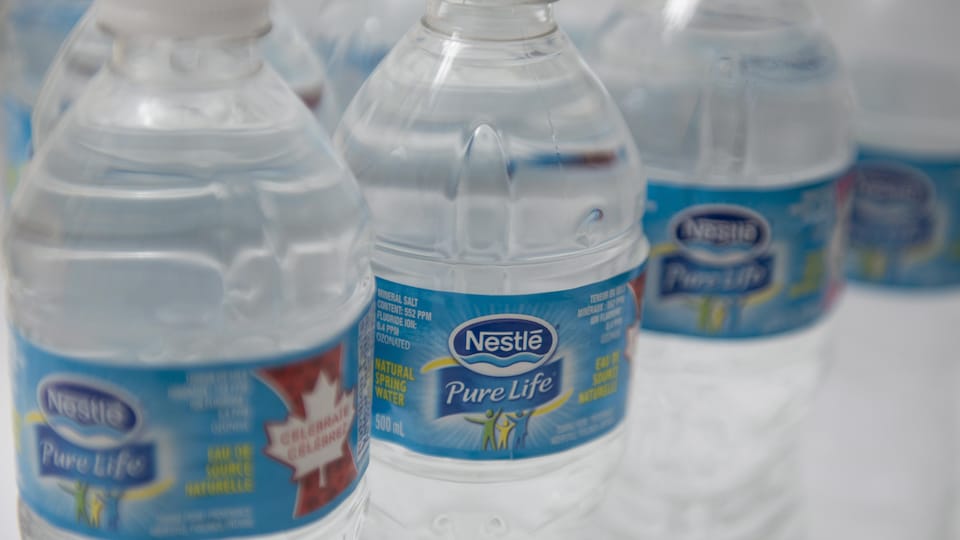 Des bouteilles d'eau Nestlé