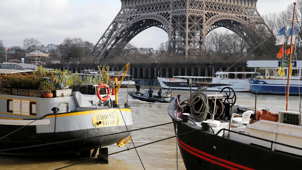L’eau de la Seine au pied de la tour Eiffel