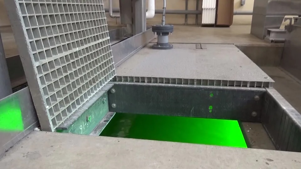 Un aperçu du système de filtrage UV utilisé à l'usine de traitement des eaux usées de la ville de Saskatoon.
