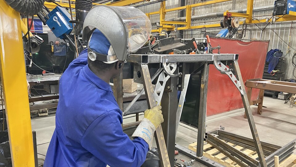 Un ouvrier dans une usine.