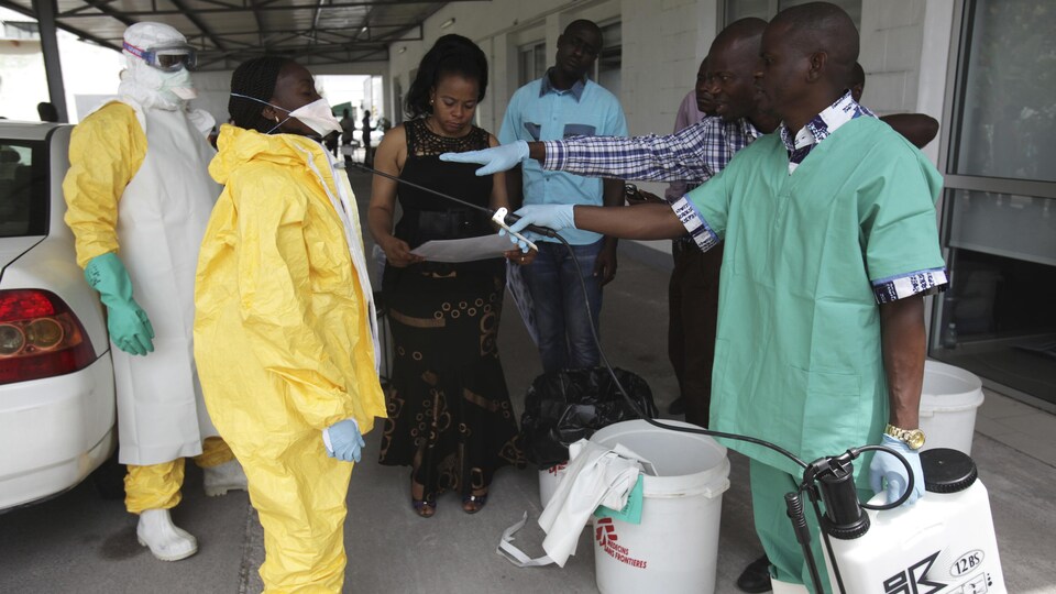 Un travailleur de la santé aspergeait du désinfectant durant une séance d'entraînement au Congo, à Kinshasa en 2014.