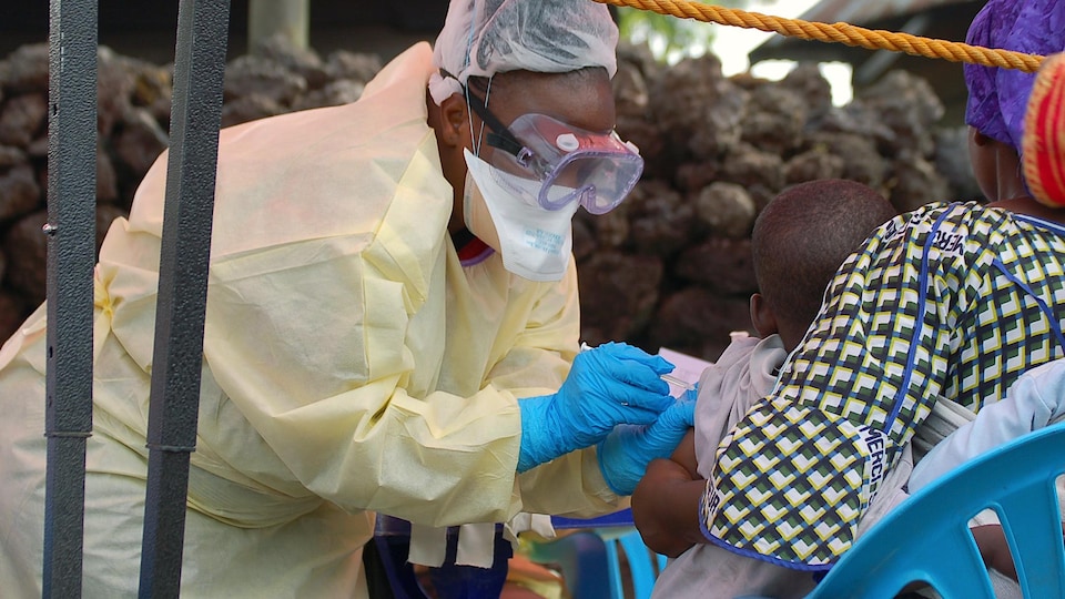 Un enfant reçoit un vaccin contre le virus Ebola.