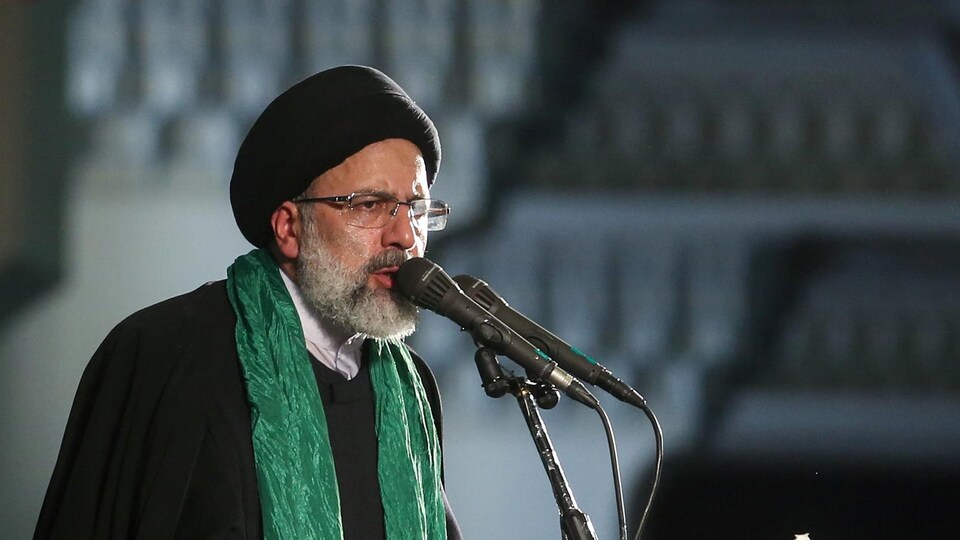 Ebrahim Raïssi parle dans un micro.