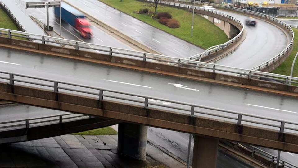 Un échangeur dans une ville urbaine. 