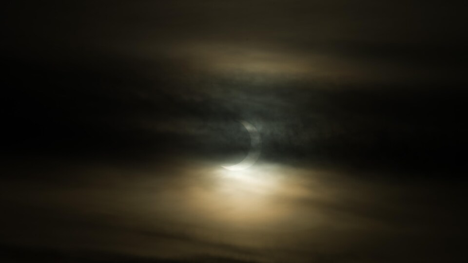 La lune devant le soleil à Québec.