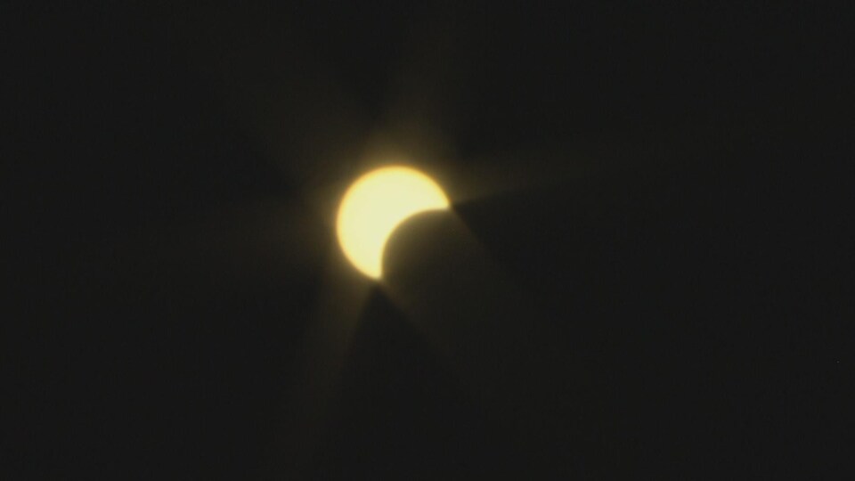 La Lune passe devant le Soleil, donnant à ce dernier l'aspect d'un croissant.