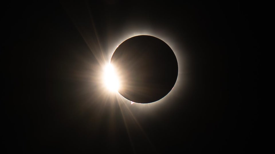 L'éclipse solaire totale vue de Moncton vers 16h30.