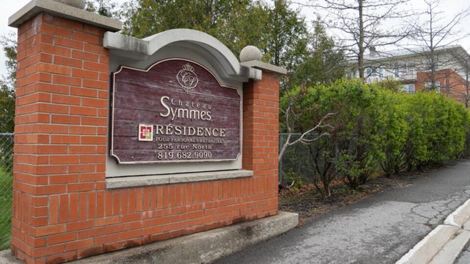 Une affiche indique l'entrée de la résidence Château Symmes, dans le secteur Aylmer.